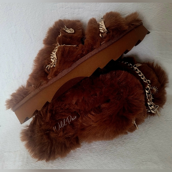 Wild Pair Paiyge Cozy Platform Slide Faux Fur Sandals Gold Chain Charm US 6.5 - Picture 7 of 14